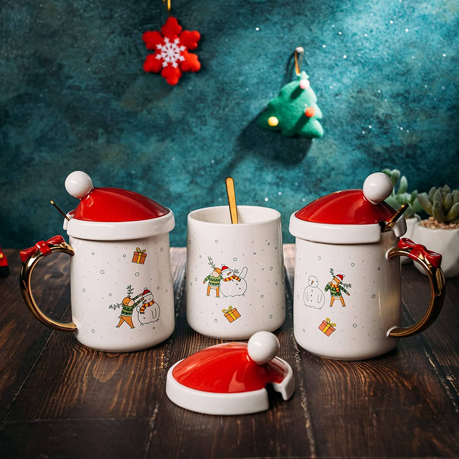 The Wine Savant /  Khen Glassware – Caneca por atacado – Conjunto de 3 Canecas de Natal com Tampa Vermelha e Colher - Papai Noel e Rena2