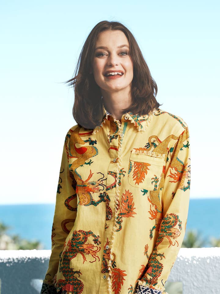 Cape Cod Haut Jaune Beurre Imprimé Dragon sur Coton Lin pour la vente par Dizzy-Lizzie