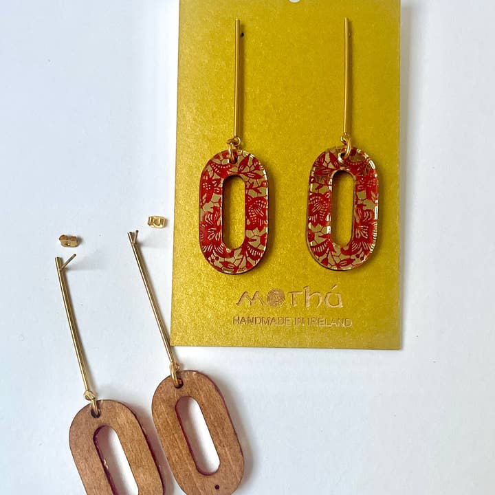 Mothú Jewellery - Venta al por mayor Pendientes colgantes - Pendiente colgante, acrílico escarlata y dorado, estampado de encaje, dorado4