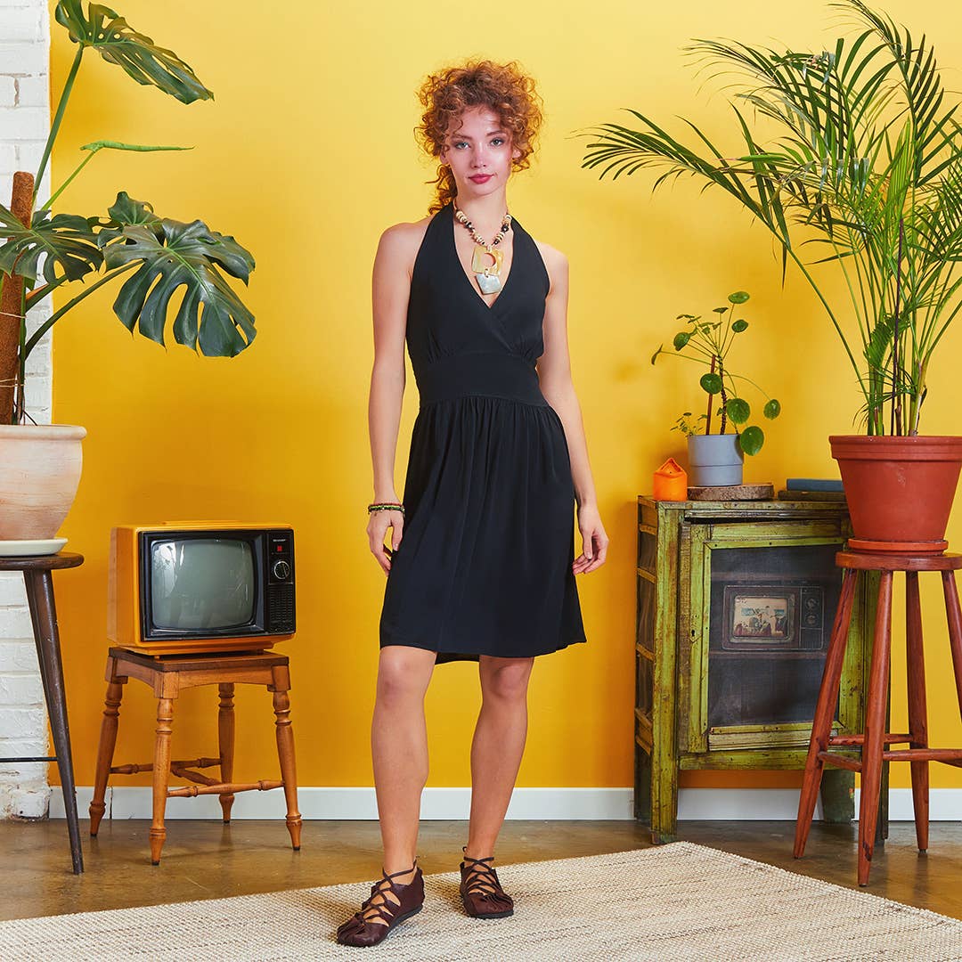 Los Banditos – Großhandel Kleid – Damen – Böhmisches schwarzes Skaterkleid mit geraffter Taille und Schnürung am Ausschnitt3