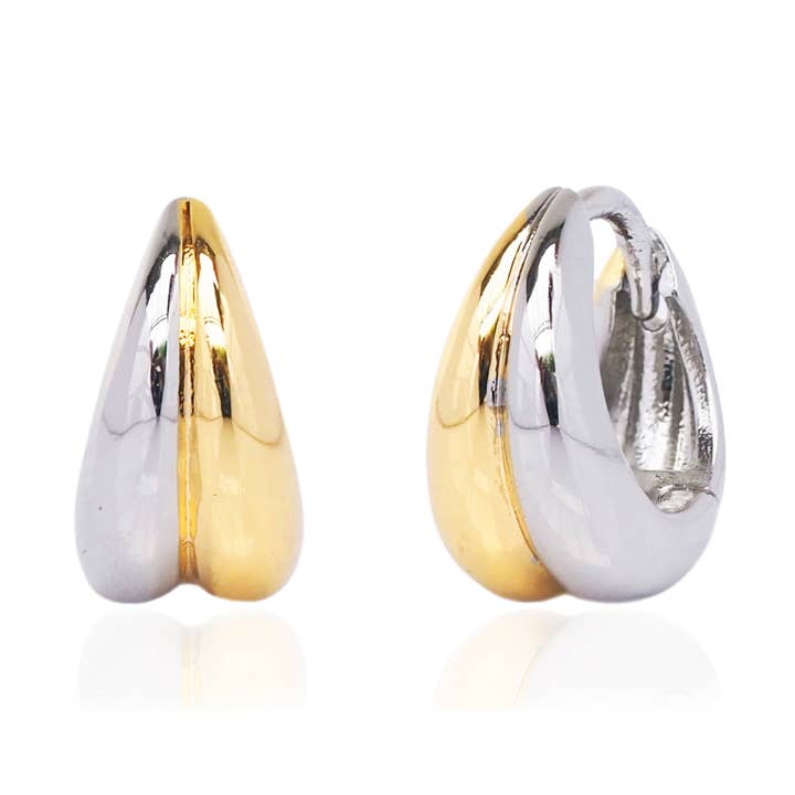 Petites créoles pendantes côte à côte bicolores pour la vente par Tai Jewelry