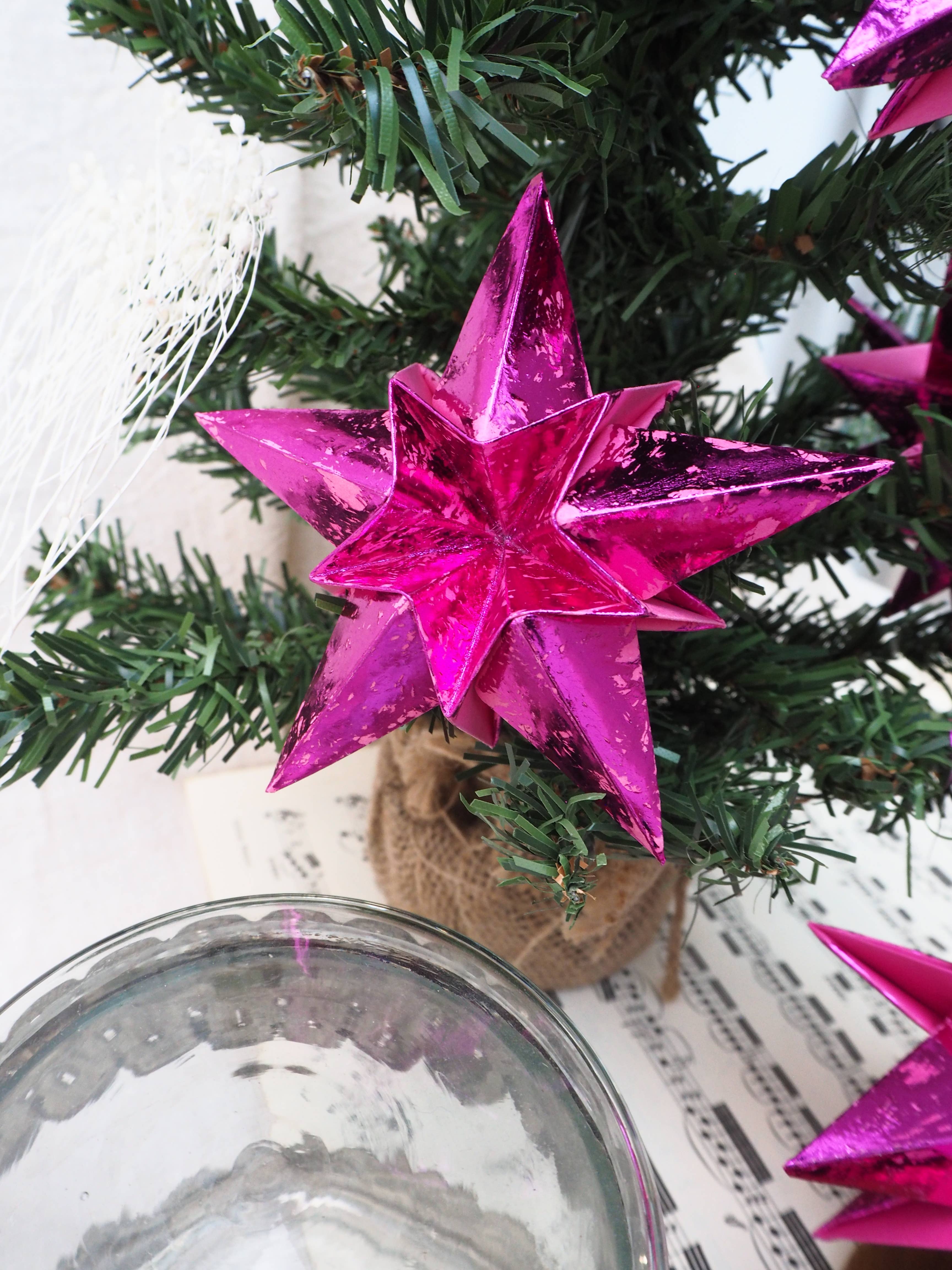 Joyful Array – Großhandel Weihnachtsschmuck – Weihnachtliche Origami-Sterne aus metallischem Pink2