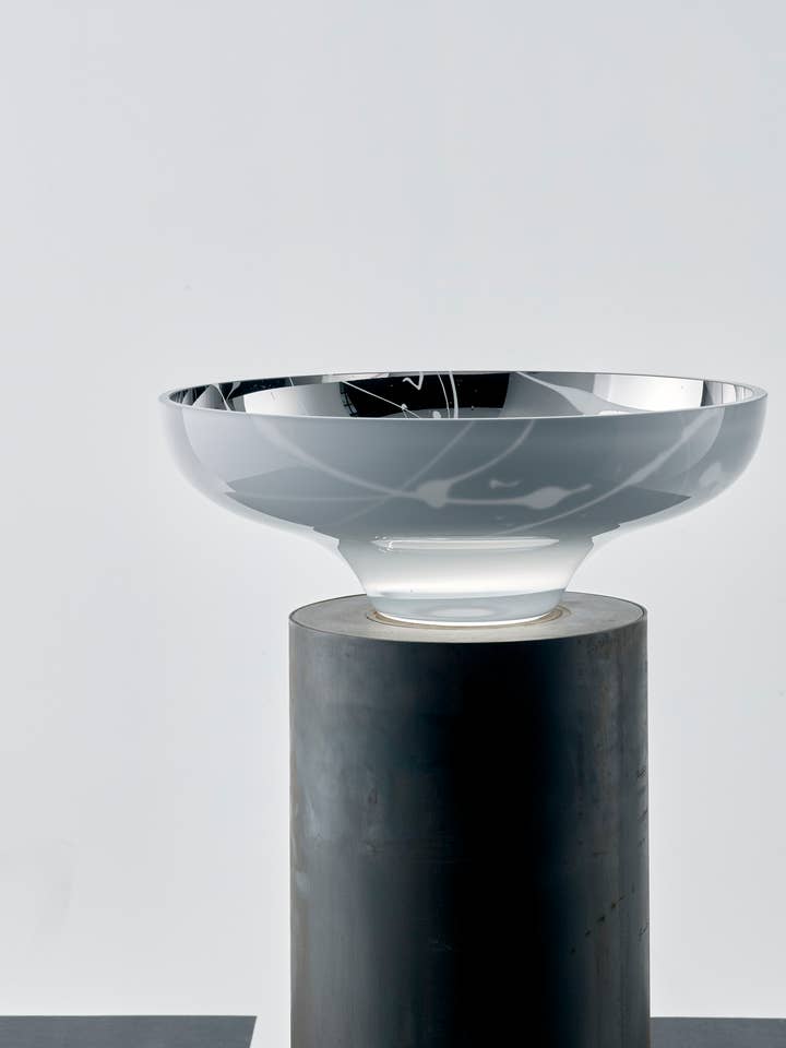 Grand bol IN_BETWEEN, blanc éclaboussé pour la vente par Angel Glass Design SIA