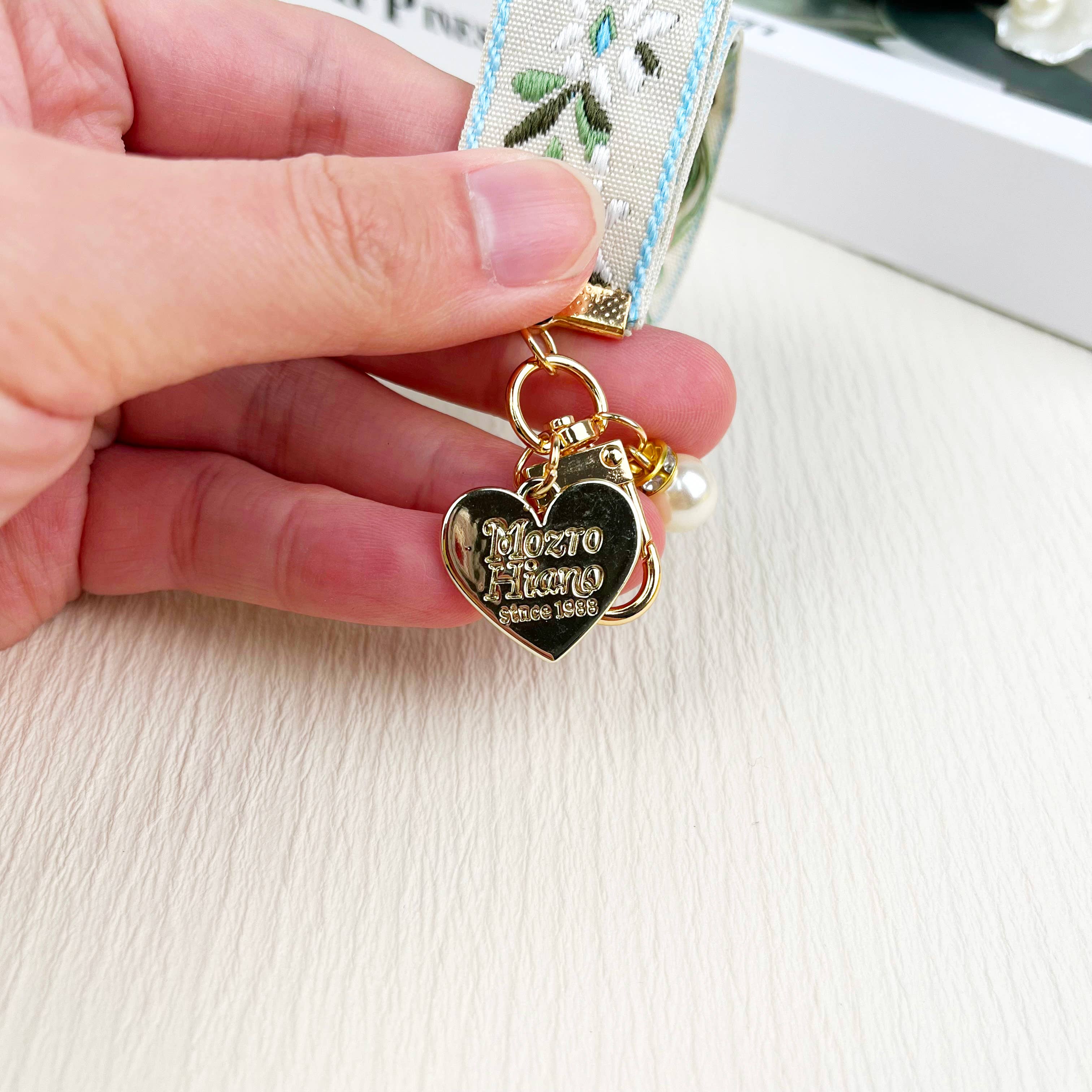 SoapElenGlen - Vente Porte-clés – femme - Porte-clés feuilles et ruban perlé2