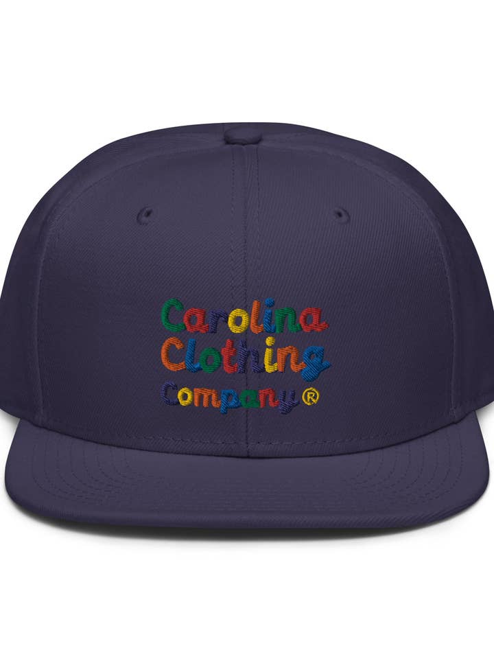 Casquette snapback avec logo de la collection Bold - 9 options de couleurs pour la vente par Shop Carolina Clothing Co.