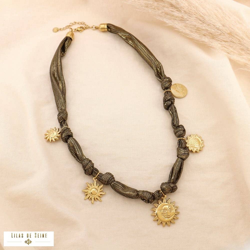 Lilas de Seine – wholesale Hänge-/berlockhalsband – Astralhalsband i rostfritt stål med knutna tygberlocker 01245813