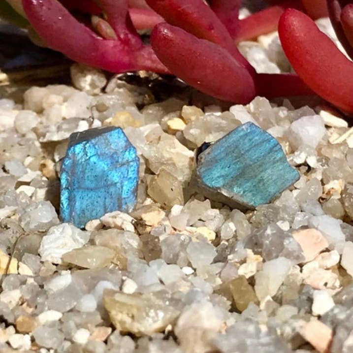 Rå skimrande labradorit ädelsten stud örhängen för wholesale av Earth Play Studios