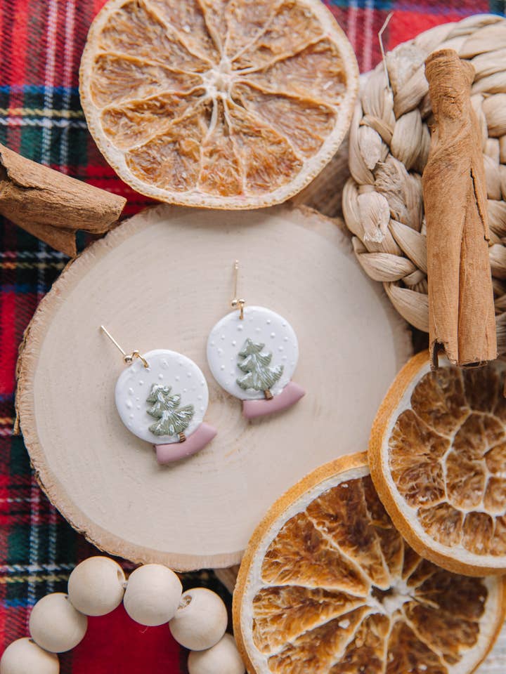 Noël 2023 - Boucles d'oreilles Snowglobe pour la vente par Millburn Place