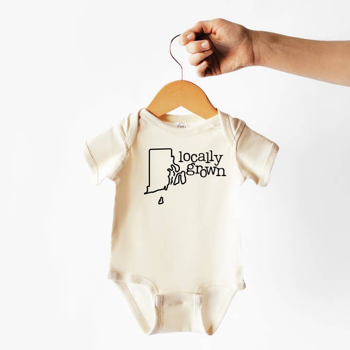 Rhode Island | Body o Maglietta per Bambini 100% Cotone | Stato per la vendita all'ingrosso da parte di Wildflowers + Cotton