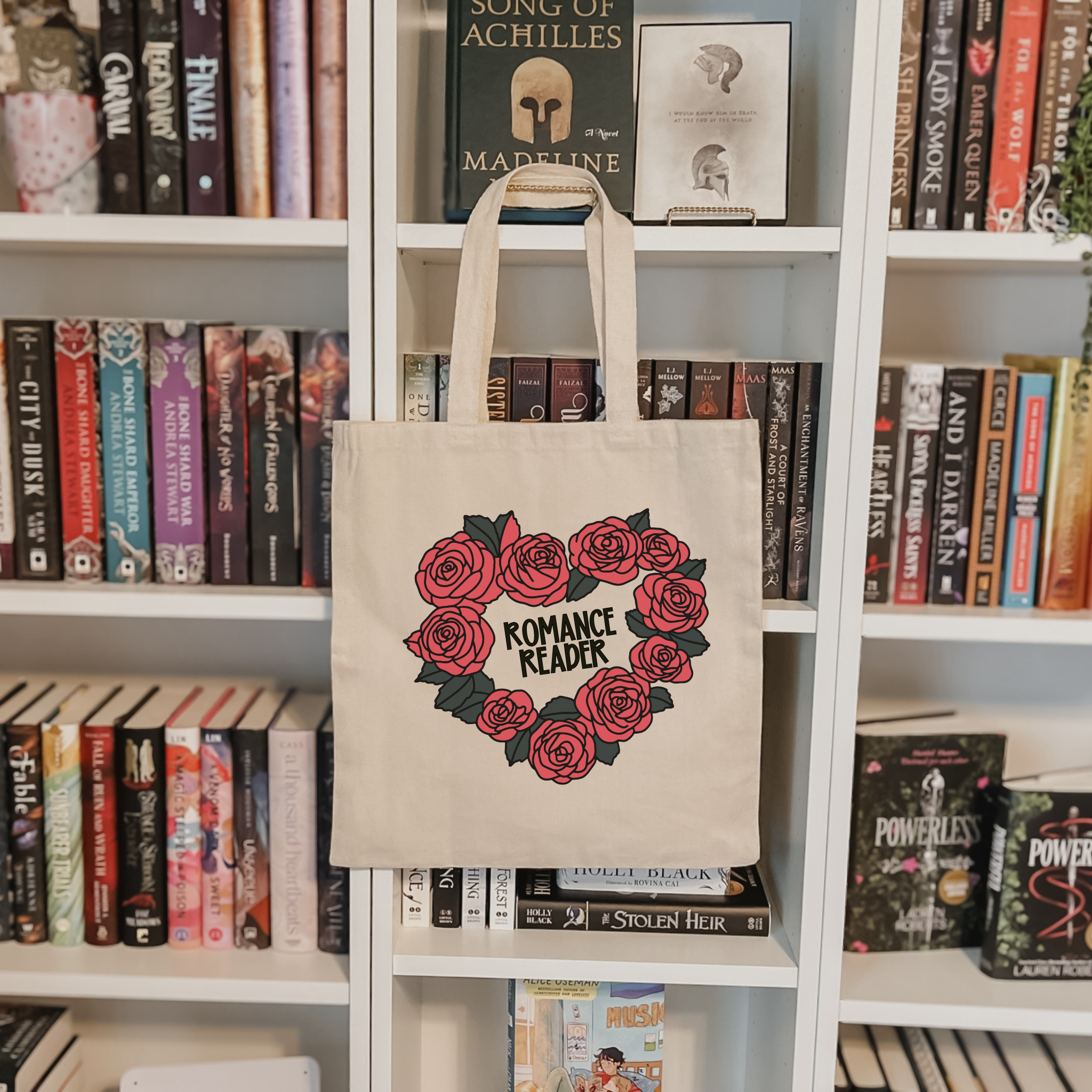 Literari Goods, Co | Book Themed Candles + Gifts – Engroshandel Tote bag - Dame – Romantiklæser | Muleposer | Læsergave til Valentinsdag2