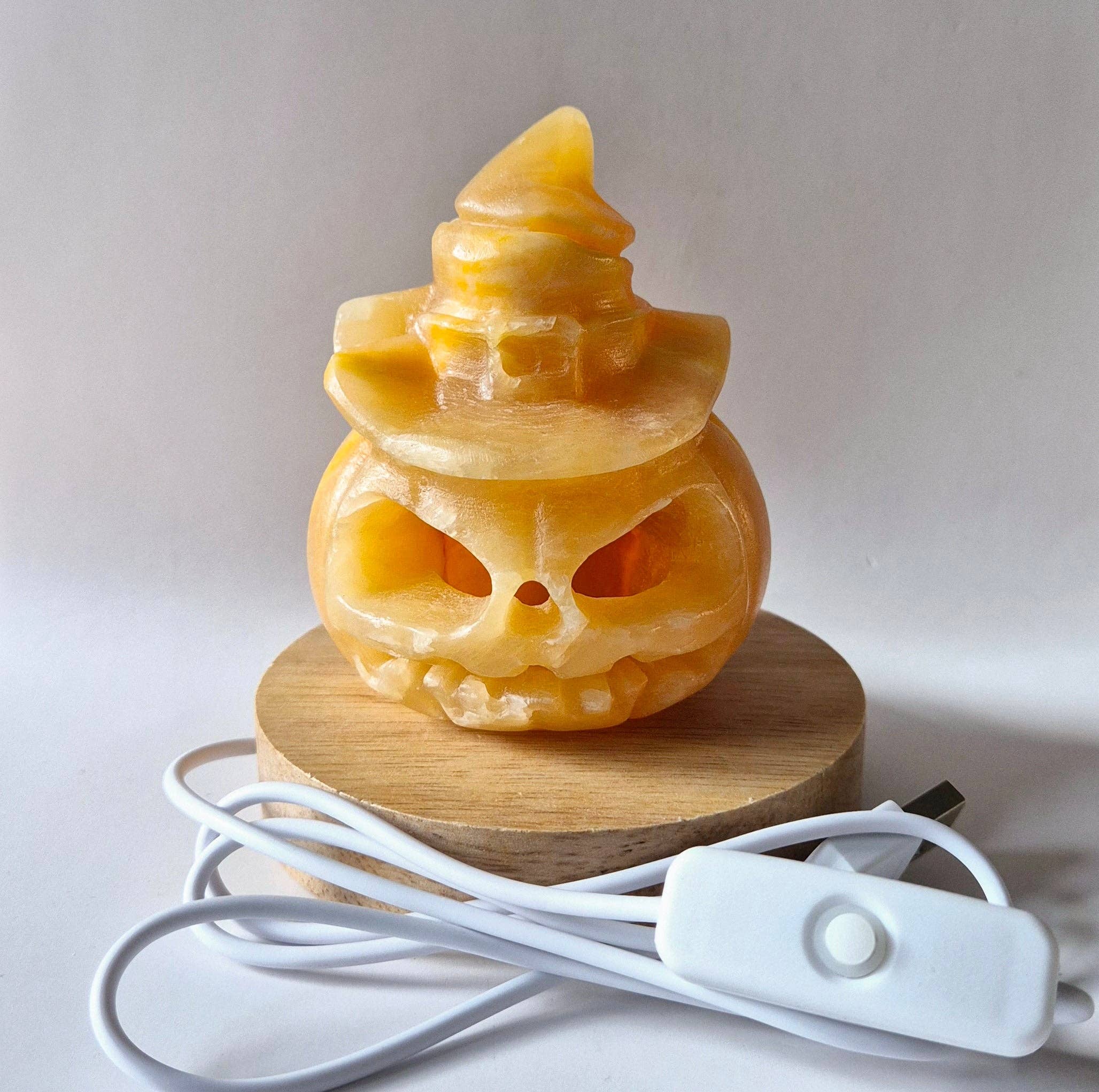 Moonlight Gemstones - Vente Lampes d'appoint/de bureau - Lampe Citrouille en Calcite Miel avec éclairage USB – 7x9 cm2