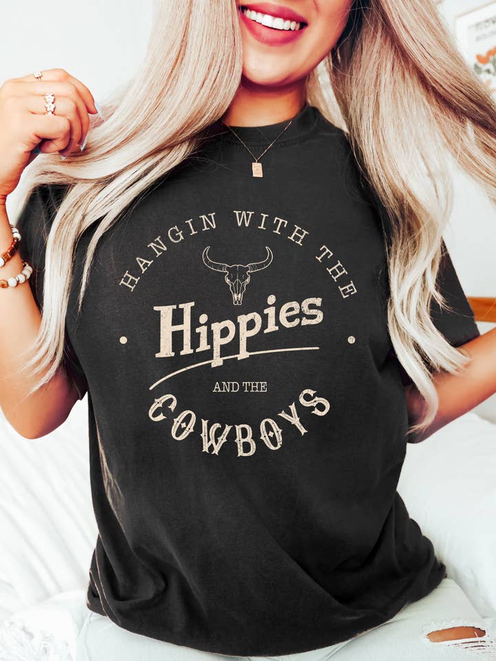 Red Stone Rebel Clothing Co. – Engroshandel T-shirt med print - Dame – Hippies og cowboys Western grafisk T-shirt