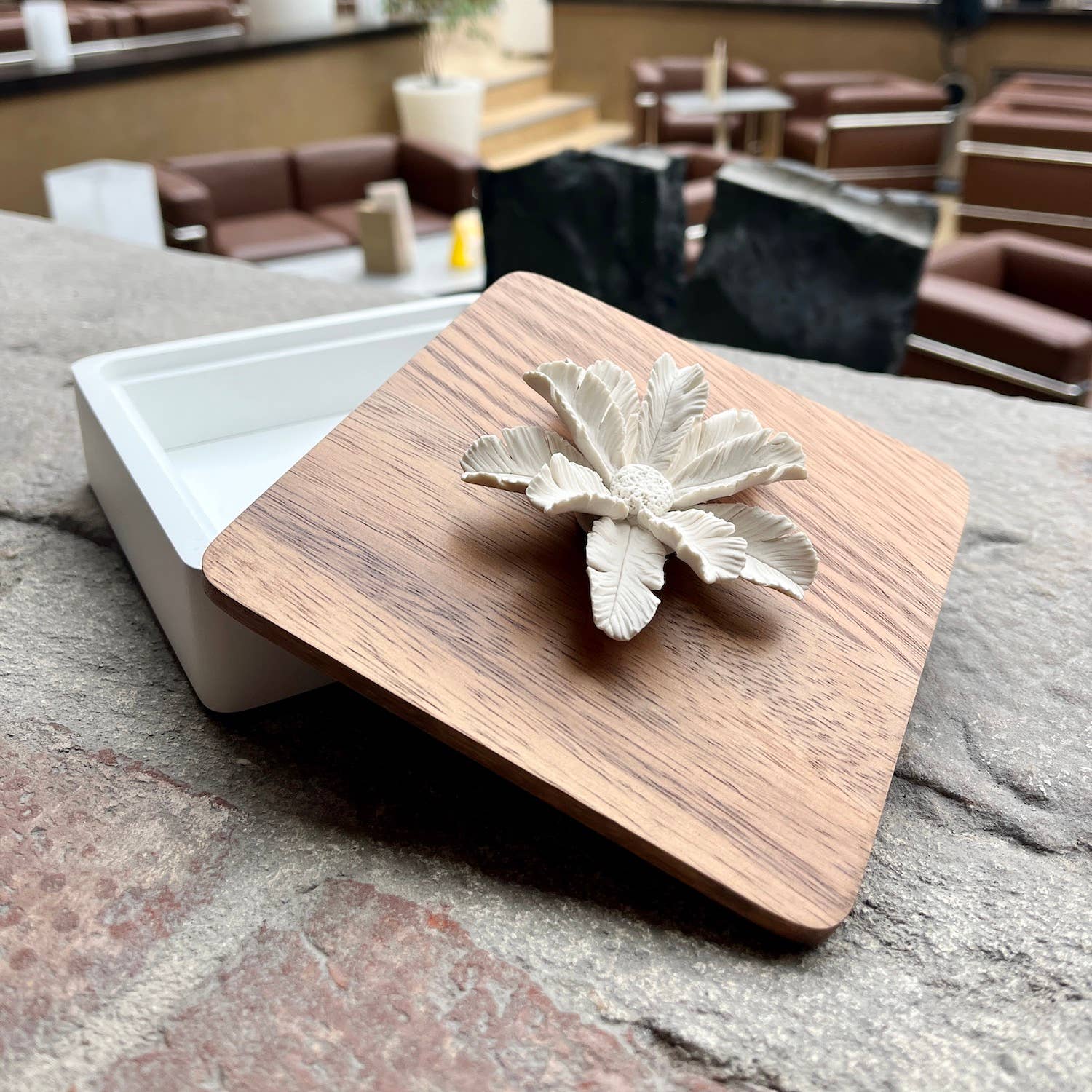 Anoq - Vendita all'ingrosso Scatole decorative - Scatola in legno LUXOR 15 cm con coperchio e fiore in porcellana3