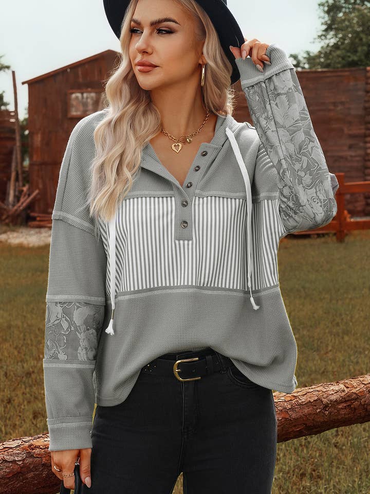 Haut à capuche à manches longues avec cordon de serrage et motif gaufré pour la vente par fashionworks