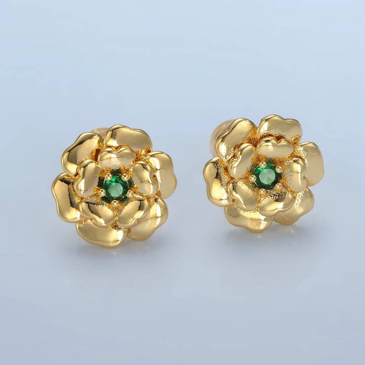 Boucles d'oreilles clous fleur bourgeon en or rempli 24K avec zircon cubique vert | AD624 pour la vente par Aim Eternal