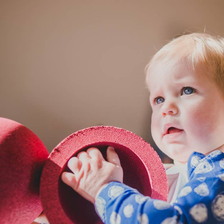 ELOU by Valoris – Großhandel Holzspielzeug – Kinder – Marienkäfer-Steckspiel aus Holz und Kork4