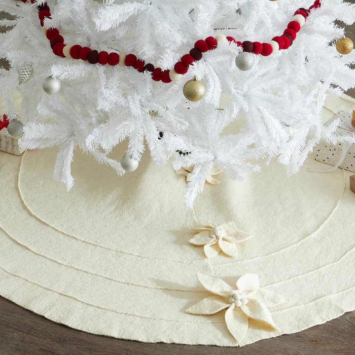 Jupe de sapin de Noël à boutons poinsettias en laine feutrée à la main pour la vente par Arcadia Home