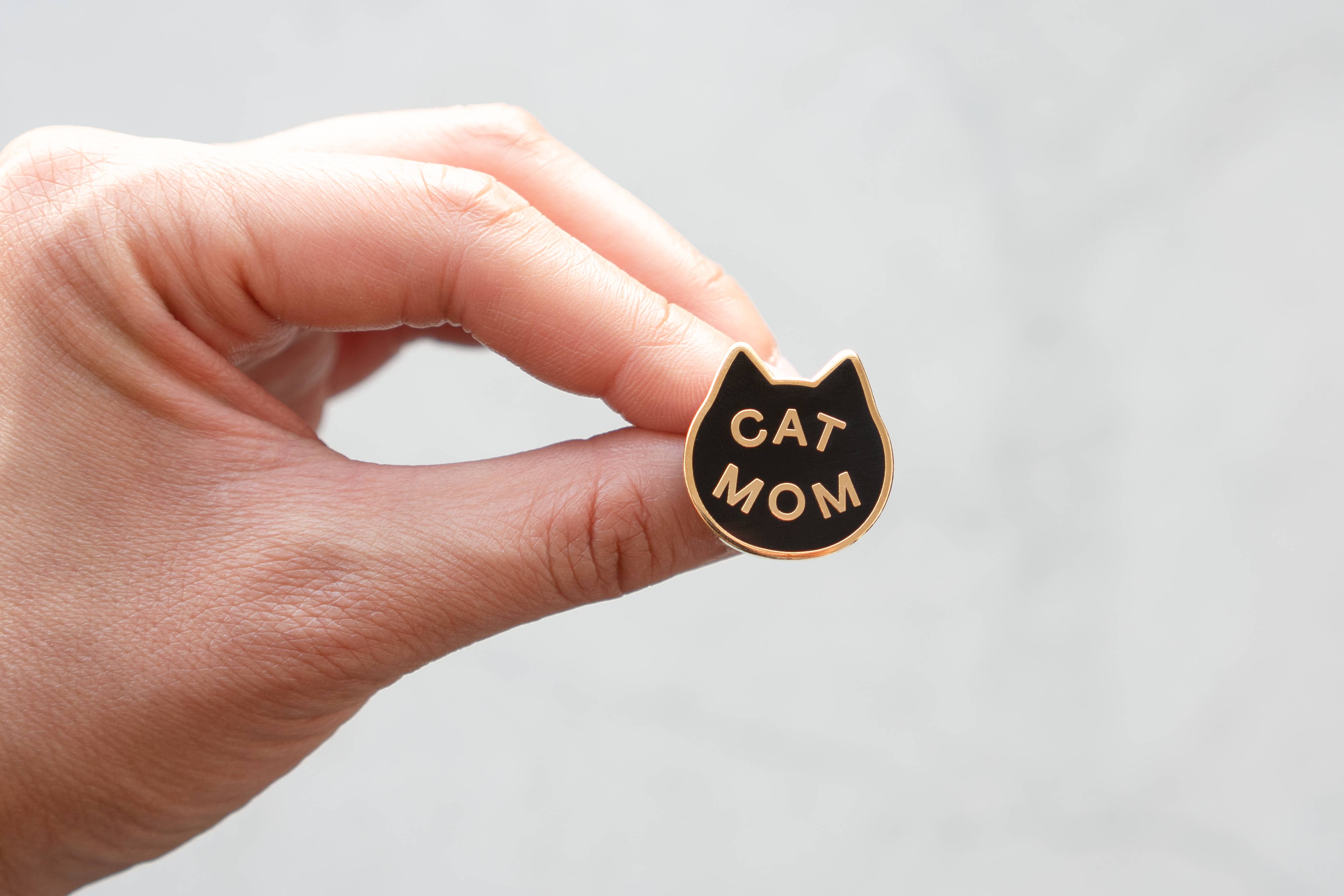 Everyday Olive - Wholesale Lapel Pin/Button - Cat Mom Pin1