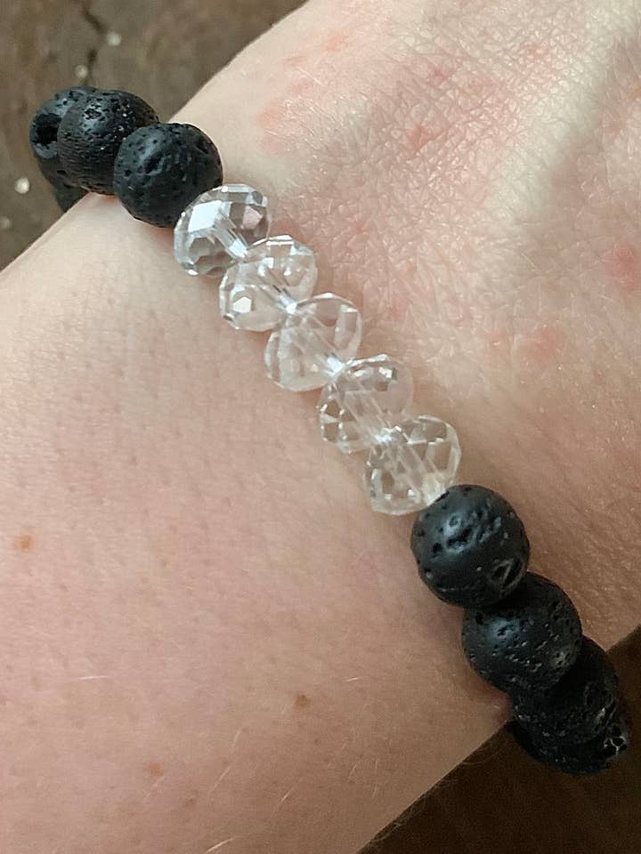 Armband met kwarts en zwarte lava voor wholesale door Modern Alchemy Jewelry