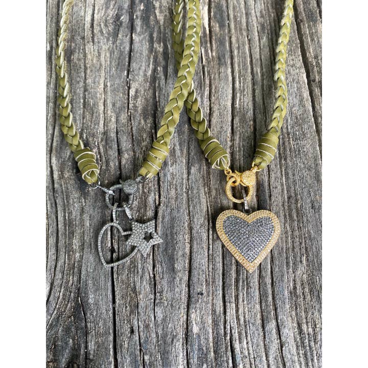 Ras-de-cou en cuir tressé en cuir de cerf de qualité avec fermoir en diamant pavé pour la vente par ILISSA MICHELE JEWELRY