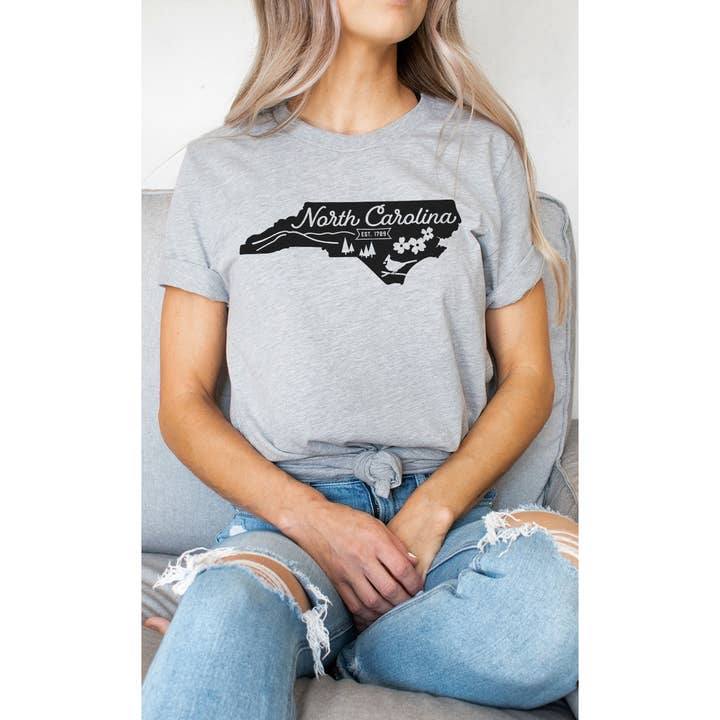 Camiseta gráfica North Carolina State Outline PLUS por atacado de Kissed Apparel