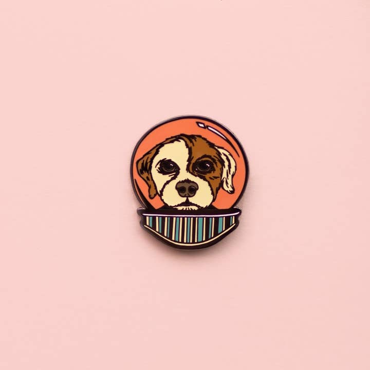 Spilla da bavero SPACE DOG! per la vendita all'ingrosso da parte di Kaitlin Ziesmer