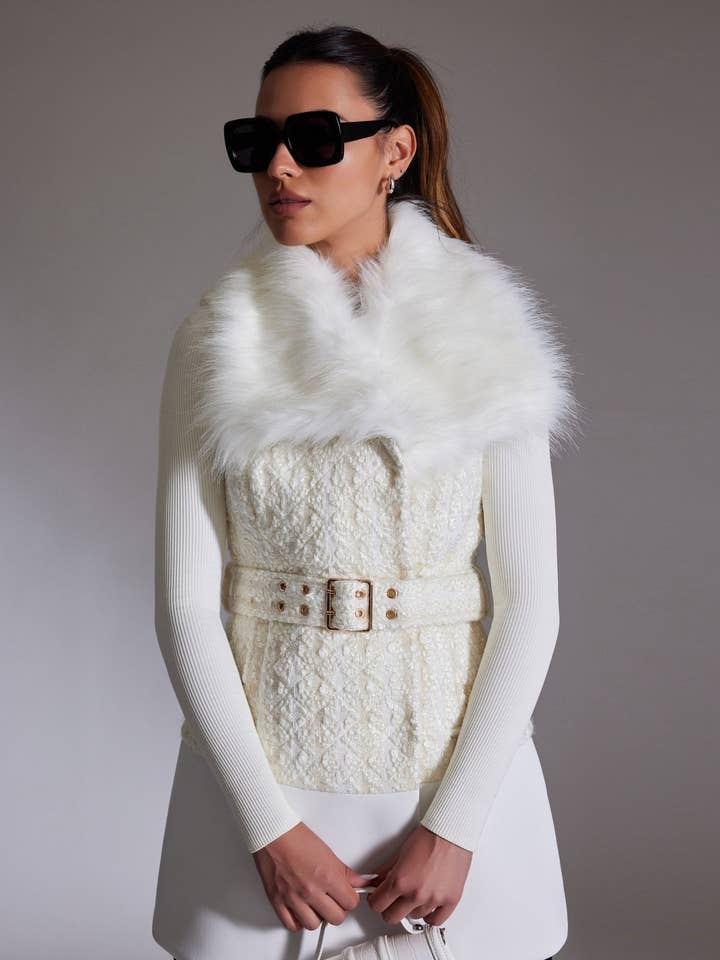 Veste longue Irina Boucle avec bordure dorée pour la vente par Blanc Noir