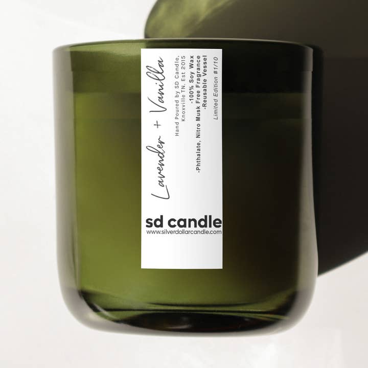 Vela aromática Lavender + Vanilla | Vela aromática en tarro verde viñedo, 12 oz para venta al por mayor de Silver Dollar Candleworks LLC