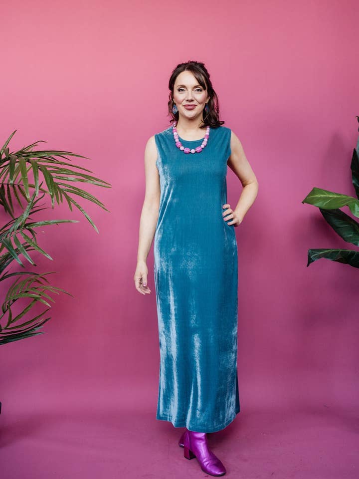 Fløjl Maxi Kjole i Salvie for engroshandel hos Megan Crook Textiles