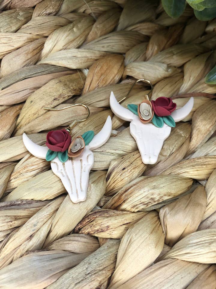 Pendentif en forme de crâne de taureau fleuri pour la vente par Buzzy bee clay