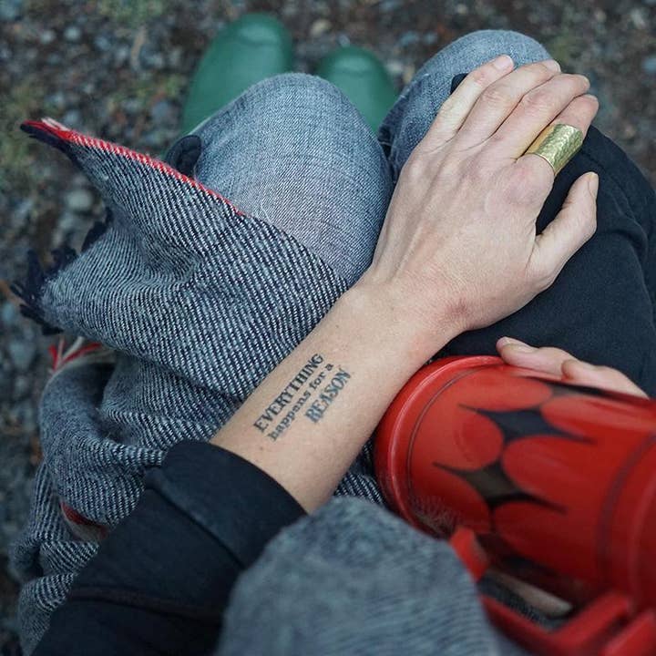 Alles passiert aus einem bestimmten Grund: Manifestation Tattoo für den Großhandel von Conscious Ink