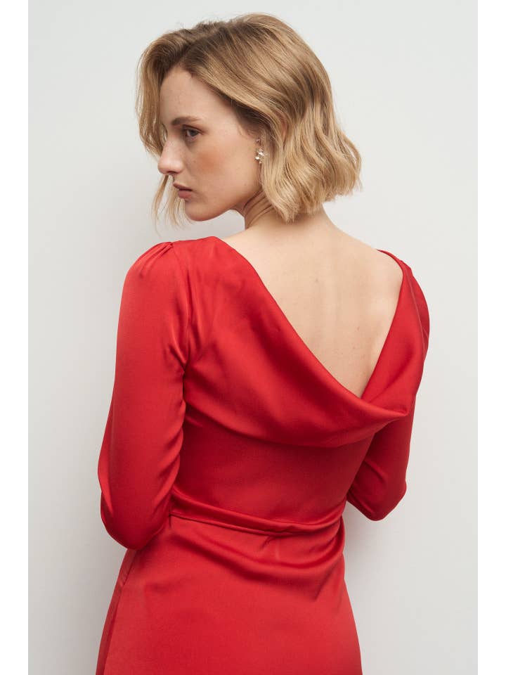 Bruna – wholesale Klänning - Dam – Zulay röd midiklänning med draperad rygg och slits från Bruna2