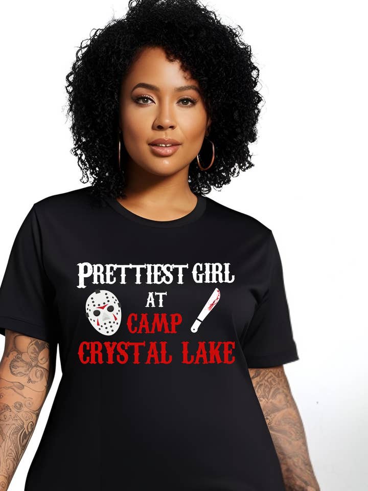 T-shirt de film d'horreur "La plus jolie fille au CAMP CRYSTAL LAKE" pour la vente par Brick Shirt House