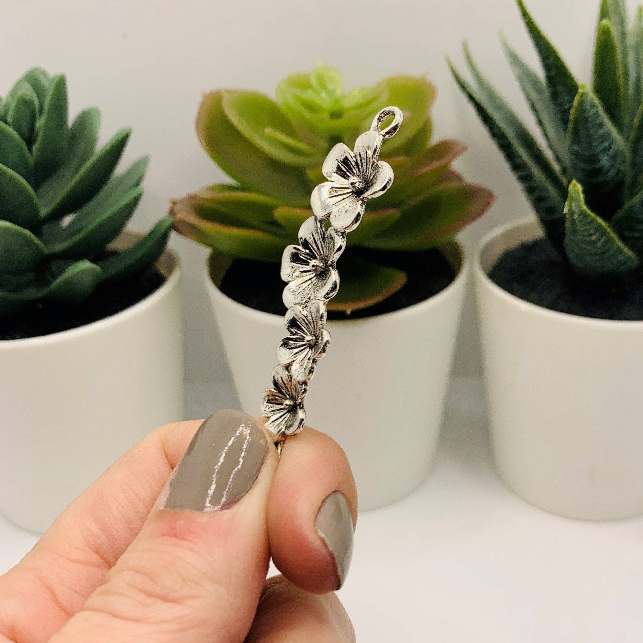 Guerrilla Charm - Vente Breloques/médailles personnalisées - Charms Fleur de Prunier en Argent, 57x18mm3