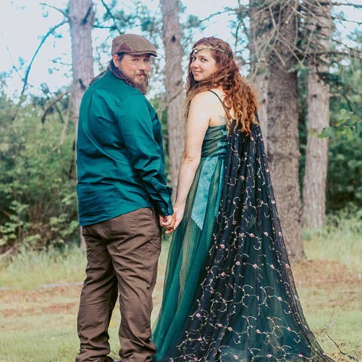 Cape de voile de mariage noire, voile de mariage brodé de fleurs pour la vente par Over the Moon Bridal