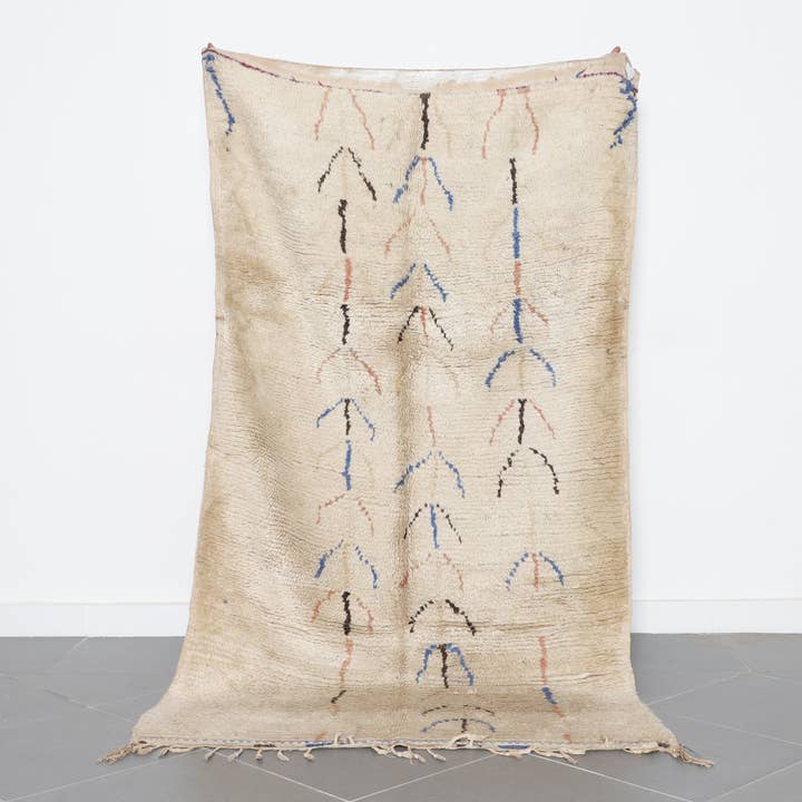 Handmade Moroccan Wool Rug with Geometric Arrow Pattern for wholesale by MUSMUSRUGS