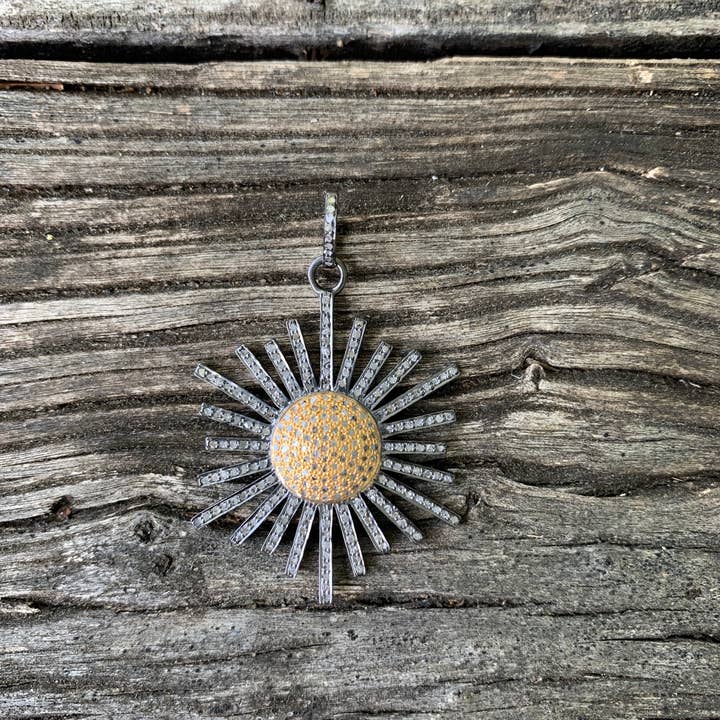 Tweekleurige Pave Diamond Starburst voor wholesale door ILISSA MICHELE JEWELRY