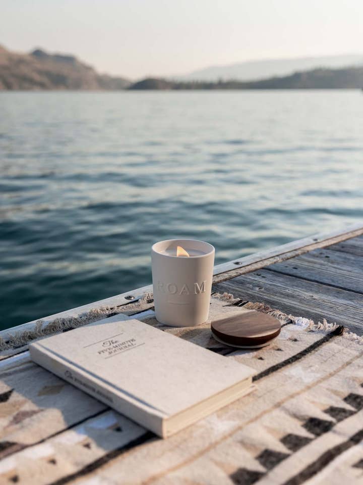 Vela de cerámica Lulworth | pachulí, lirio y sándalo para venta al por mayor de ROAM The Brand