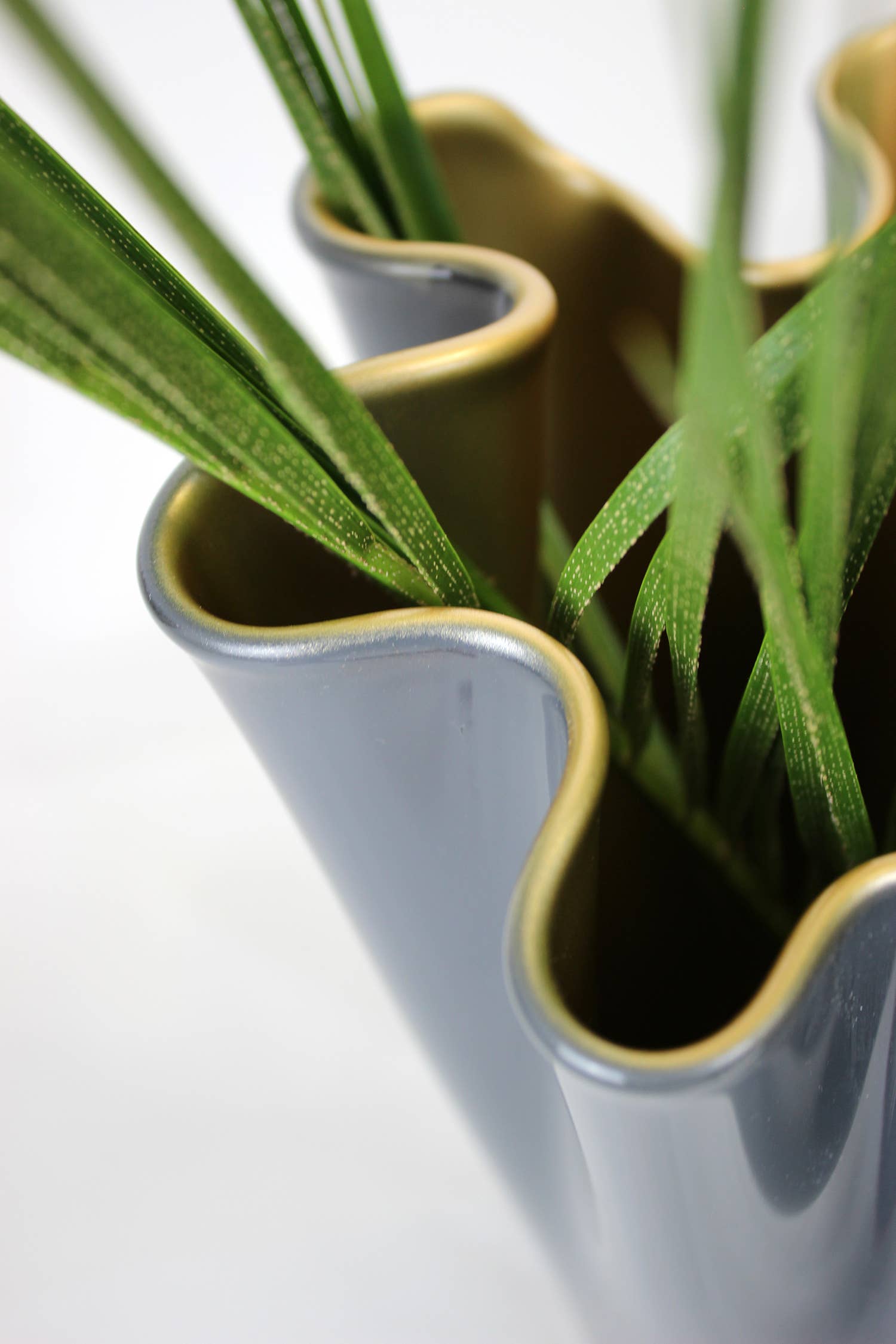 Signature Home Collection GmbH - Vente Vases - Vase de Table en Verre Bicolore Gris et Or Ondulé5