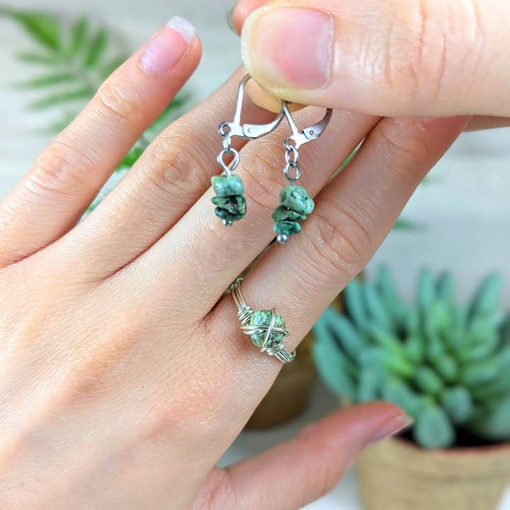 Set con turchese africano, anello e orecchini abbinati per la vendita all'ingrosso da parte di Hang Loose Creations