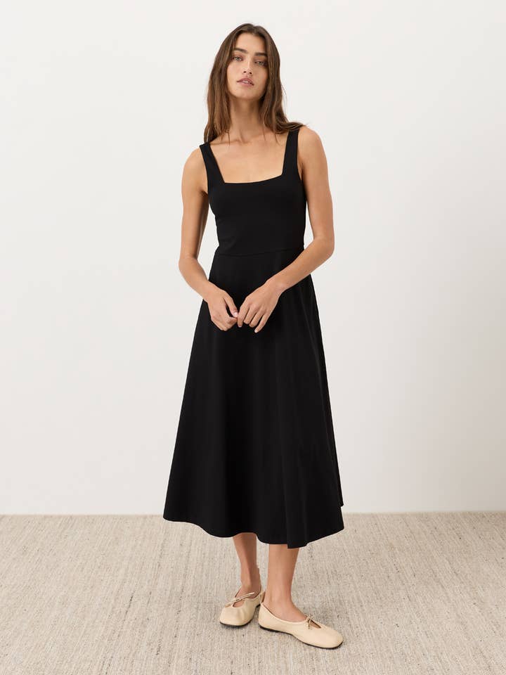 Robe femme cintrée et évasée à encolure carrée pour la vente par Pact