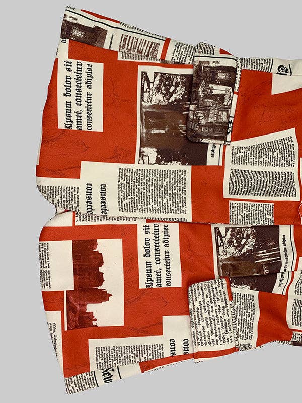 Sheer Trend - Wholesale Blazer - Dames - Loszittend blazer met lange mouwen, knopen, krantenprint, zakken en gespleten details met reverskraag12