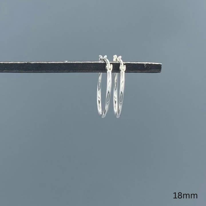 Something Silver - Vendita all'ingrosso Orecchini a cerchio - Orecchini a cerchio con chiusura francese in argento sterling da 1,5 mm4