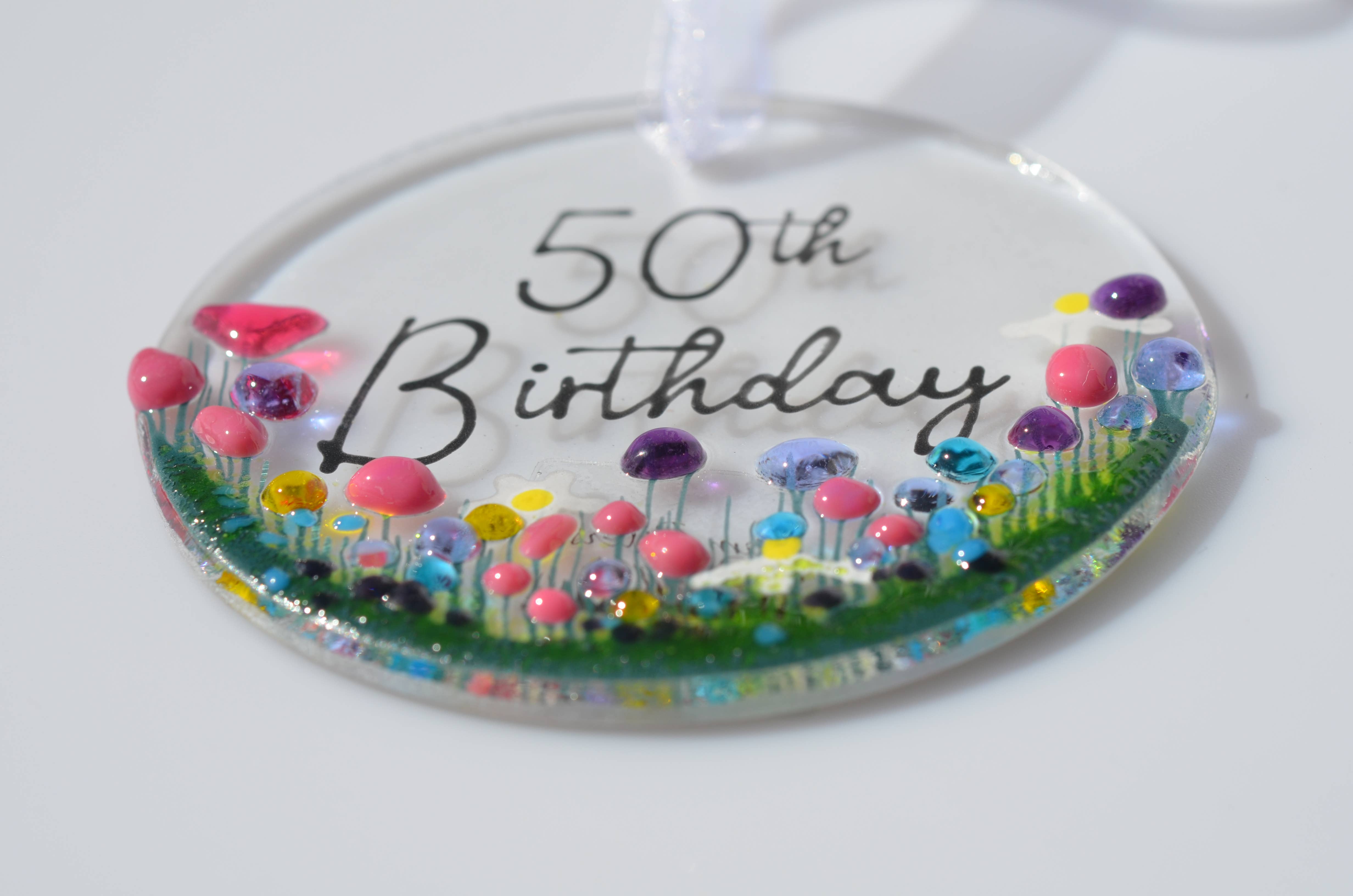 Pam Peters Designs - Vendita all'ingrosso Decorazione - Decorazione da appendere in vetro fuso fatta a mano, con scritta «50th Birthday»3