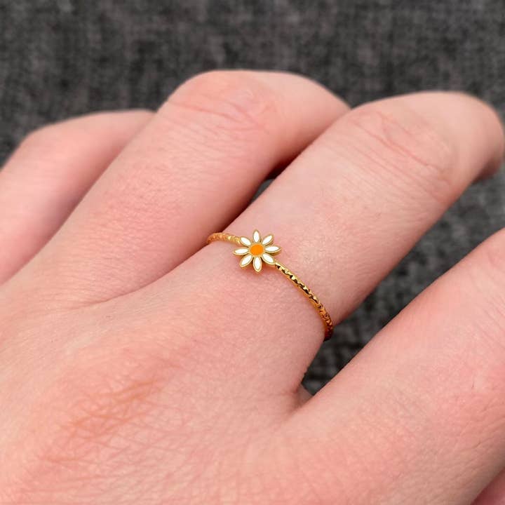 Mio Queena - Wholesale Cocktail/Statement Ring - Enamel Daisy 18K Gold Plated Stainless Steel Ring - FGS1