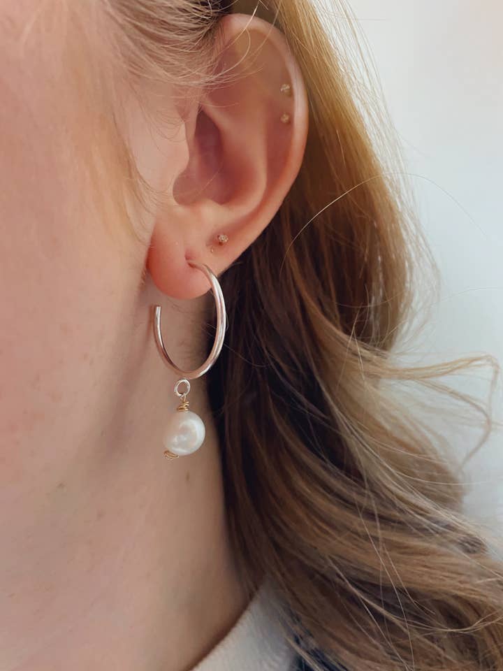 Orecchini a cerchio Pearl Halo, in argento Sterling per la vendita all'ingrosso da parte di Lauren Brook