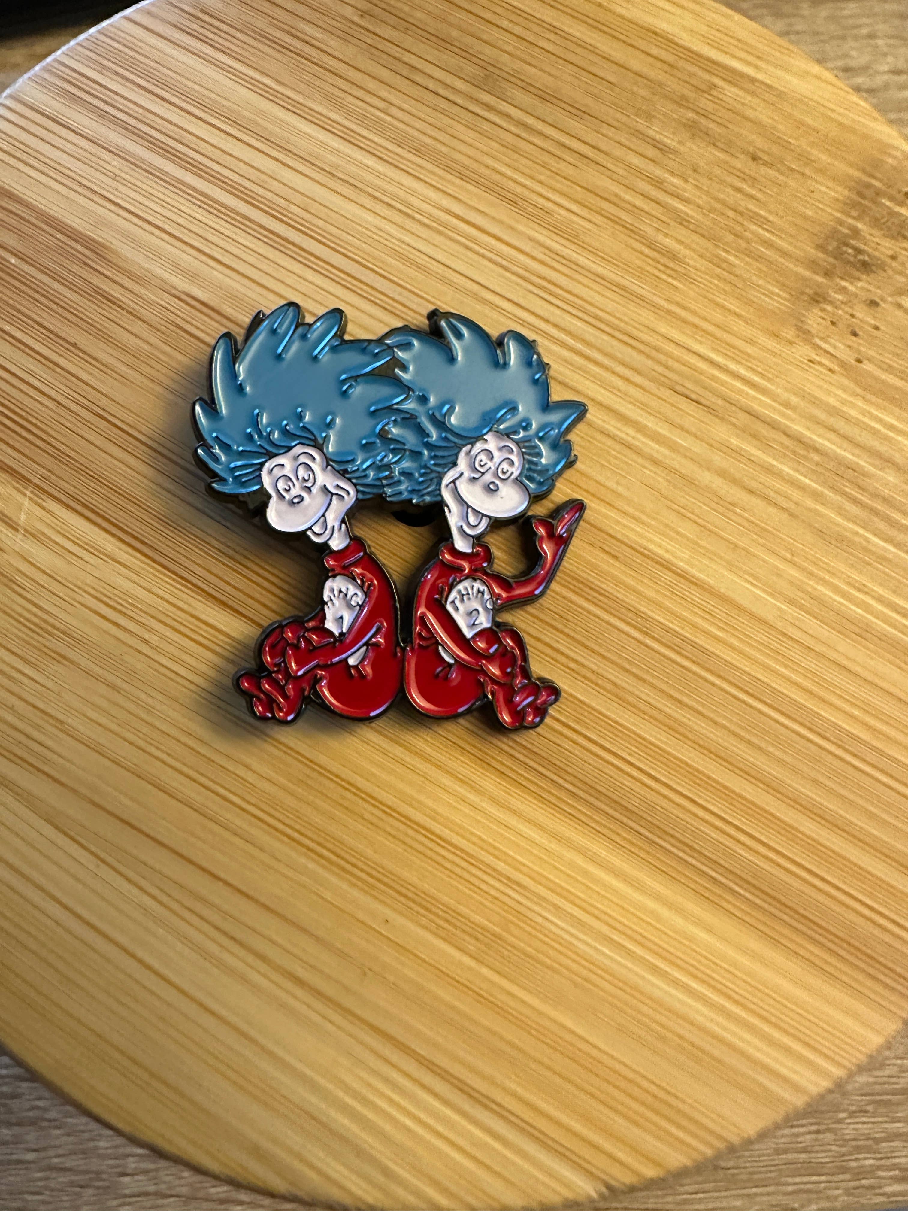 Scribble & Scroll - Vendita all'ingrosso Spilla da bavero - Thing One e Thing Two Pin - Dr. Seuss - Il gatto con il cappello0