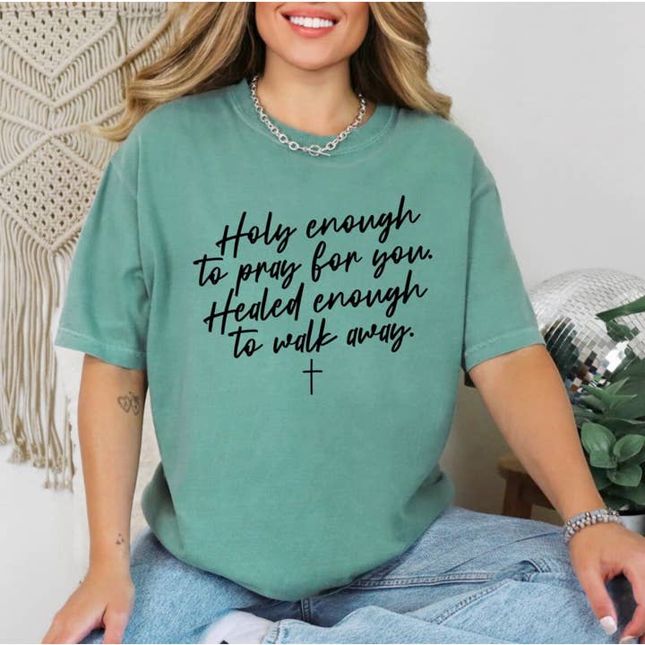 Lo suficientemente santo para rezar por ti, lo suficientemente sanado camiseta. para venta al por mayor de Trendy Tee Co.