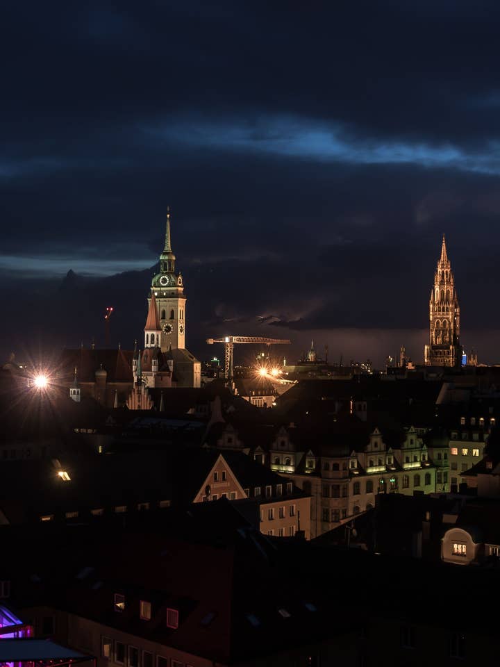 München plakat - München skyline om natten for engroshandel hos Posters & Puzzles