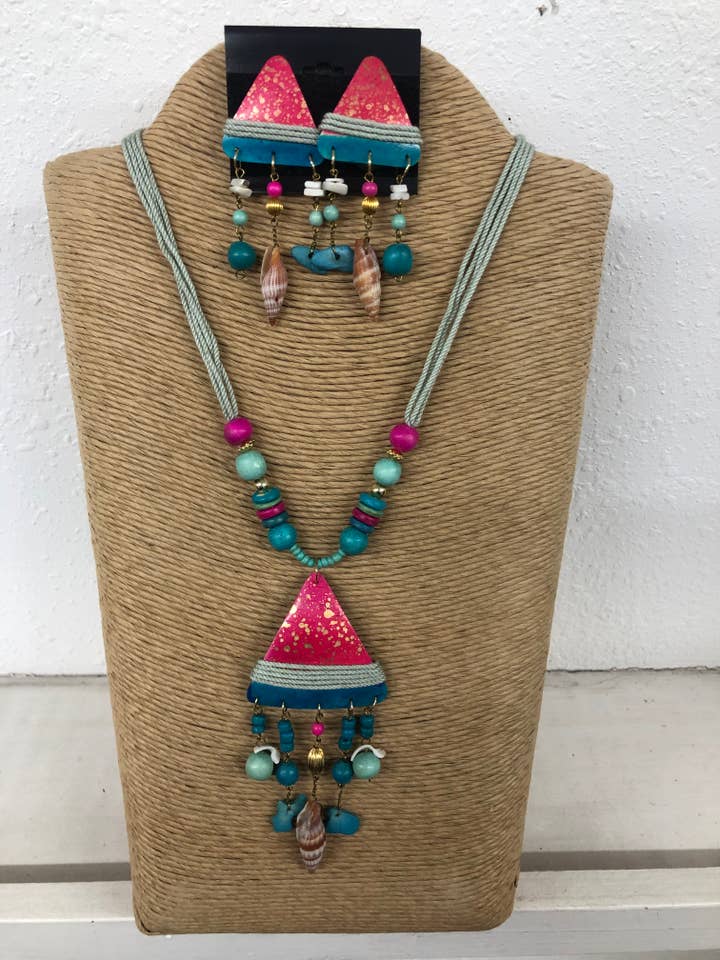 CORDÓN GRIS DE CUATRO HILOS CON TRIÁNGULO DE MADERA MULTICOLOR BRILLANTE para venta al por mayor de International Duru's